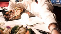 Dinner romantis di Jakarta, Indah menikmati menu makan malam mewah. Senyumnya manis banget ya. Foto: Instagram @indahnadapuspita