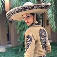 Ketika tidak sedang menjadi sukarelawan, model ataupun presenter, Vanessa akan menjalani hobinya menyelam. Dia juga suka bermain voli dan melukis. Foto: Dok. Instagram Vanessa Ponce de Leon