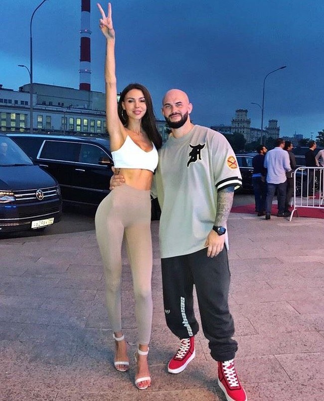 Istri rapper populer Rusia-Ukraina GeeGun ini melahirkan putri ketiganya awal tahun lalu. Tapi, penampilan Oxana yang tetap langsing meski telah memiliki tiga anak ini pun membuatnya dikagumi oleh banyak netizen. Foto: Dok. Instagram Oxana Samoylova