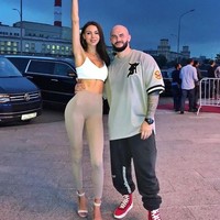 Istri rapper populer Rusia-Ukraina GeeGun ini melahirkan putri ketiganya awal tahun lalu. Tapi, penampilan Oxana yang tetap langsing meski telah memiliki tiga anak ini pun membuatnya dikagumi oleh banyak netizen. Foto: Dok. Instagram Oxana Samoylova