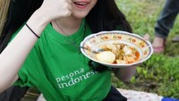 Gimana nih pose Aisyah saat makan ketupat sayur Minang? Aktris berdarah Makassar ini tetap kelihatan manis ya. Foto: Instagram aisyahaqillah
