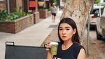 Gaya Keren Selebgram Anaz Siantar Ngemil Es Krim dan Minum Es Kopi