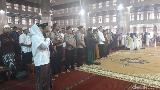 Hadirin berselawat dan mendengarkan lantunan Alquran sebelum acara dimulai