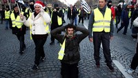 Mereka menyatakan tetap mendesak Presiden Emmanuel Macron mundur dari jabatannya karena kebijakannya tidak berpihak kepada rakyat miskin. REUTERS/Christian Hartmann.