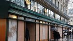 Takut Demo Rusuh, Toko-toko di Paris Tertutup Panel Kayu