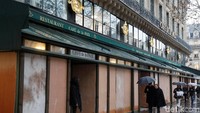 Begini suasana saat restoran di Paris tertutup panel kayu. REUTERS/Charles Platiau.