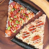 Uniknya! Kini Ada Sushi Bentuk Piramida Bersaus Ponzu
