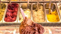 Nah ini penampakan es krim pilihan Tara. Gelato cokelat yang disajikan dengan cone jadi teman santai Tara.  Foto: instagram @mamaofsnow