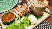 Sajian ayam panggang dengan sambal dan salad khas Thailand. Enak ya kelihatannya. (Foto: Instagram @minpechaya)