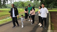 Namun ada yang kurang dari keluarga Jokowi itu. Ya si bungsu tidak terlihat yaitu Kaesang Pangarep, ke mana? Menurut Jokowi, Kaesang sedang ada urusan pekerjaan di Makssar (Foto: Ray Jordan/detikcom)