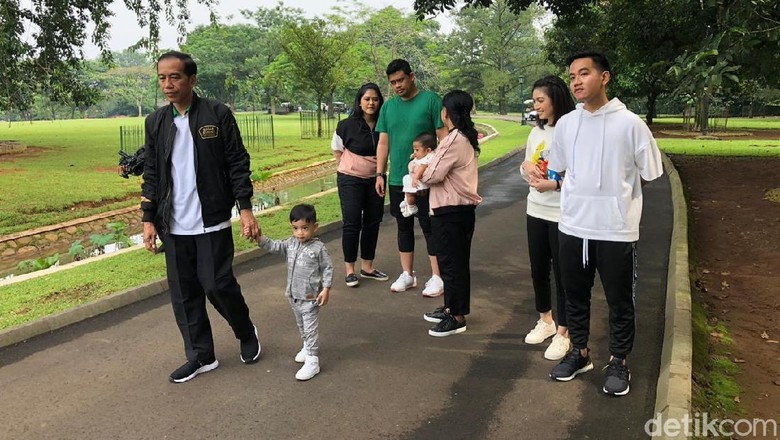 Jokowi Pajang Foto Keluarga, Sudjiwo Tedjo Ingatkan Hal Ini Jokowi Pajang Foto Keluarga, Sudjiwo Tedjo Ingatkan Hal Ini