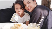 Ibu dari Snow ini juga kerap membagikan momen kulineran saat bersama buah hatinya.seperti momen saat makan bersama ini. Foto: instagram @mamaofsnow