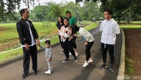 Selain itu, hadir pula kedua anak Jokowi yaitu Gibran Rakabuming dan Kahiyang Ayu. Kedua menantu Jokowi, Selvi Ananda dan Bobby Nasution turut serta ikut jalan sehat. (Foto: Ray Jordan/detikcom)