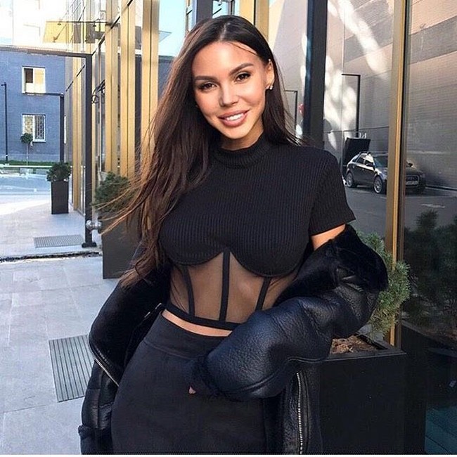 Tak sedikit pengguna media sosial sulit mempercayai bahwa siapa pun dapat terlihat begitu memukau setelah melahirkan. “Tubuh yang sempurna,” komentar netizen di akun Instagram Oxana. Foto: Dok. Instagram Oxana Samoylova