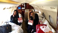 Sejak dulu Kourtney punya kecintaan yang mendalam terhadap makanan fast food. Ada ayam goreng hingga chicken nugget dari Popeyes yang jadi menu makan siang Kourtney dan Khloe di pesawat pribadi. Foto: Instagram @kourtneykardash