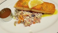 Aneka kacang-kacangan dengan paduan salmon panggang yang lembut. Menu sehat yang terlihat lezat. (Foto: Instagram @minpechaya)