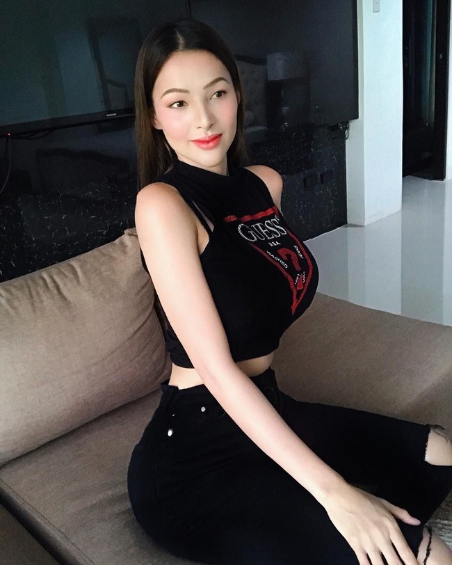 Penampilan seksi Sunshine Guimary ini yang membuatnya begitu populer di media sosial hingga videonya saat makan kepiting, yang sebenarnya simple, menjadi viral. Foto: dok. Instagram