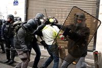 Polisi Paris menangkap massa rompi kuning yang demo kebijakan Prancis