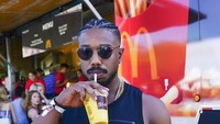 Sudah menjadi aktor terkenal di Hollywood, tapi Michael tetap suka makan di McDonald’s. Usai makan McDonald’s, tak lupa Michael memesan minuman dingin dari kafe McDonald’s. Foto: Istimewa