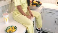 Terkenal lewat serial Keeping Up with the Kardashians. Kourtney punya kepribadian yang kalem dan cuek. Namun, lewat akun Instagramnya ia kerap membagikan momennya saat kulineran. Foto: Instagram @kourtneykardash