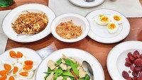 Ini dia menu makan Min Pechaya Wattanamontree. Ada telur rebus, capcay hingga sajian mie. Pantas saja tubuhnya langsing, makanan Min sangatlah sehat. (Foto: Instagram @minpechaya)