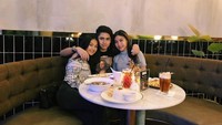 Pemilik nama lengkap Aisyah Aqilah Azhar ini juga kompak banget bareng sahabatnya. Ia mengajak sang sahabat makan bareng Athalla. Makan apa ya mereka? Foto: Instagram aisyahaqillah