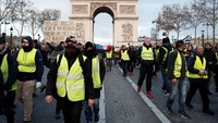Kelompok Rompi Kuning yang tidak digagas oleh organisasi apapun meminta Macron mundur dan pembubaran parlemen. Menurut mereka kebijakan menunda kenaikan pajak bahan bakar hanya sebagian kecil dari tuntutan mereka. REUTERS/Benoit Tessier.