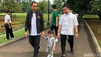 Mereka semua mengenakan busana sporty. Tampak Jan Ethes memakai hoodie dan celana abu-abu. (Foto: Ray Jordan/detikcom)