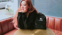 Duh, sambil nunggu pesanan tiba, Rose malah melakukan selfie. Cantik nggak? Foto: Instagram rose_are_rosie