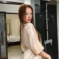 Dalam wawancara dengan FHM, Sunshine mengungkapkan dirinya pernah menghabiskan hari ulang tahunnya dengan membahagiakan dirinya sendiri yaitu berbelanja. Aku pergi ke Macau dan Hong Kong saat ulang tahunku. Tapi bukan untuk belanja dalam jumlah besar. Aku memilih membeli merek favoritku untuk tas, Louis Vuitton dan Prada. Foto: dok. Instagram