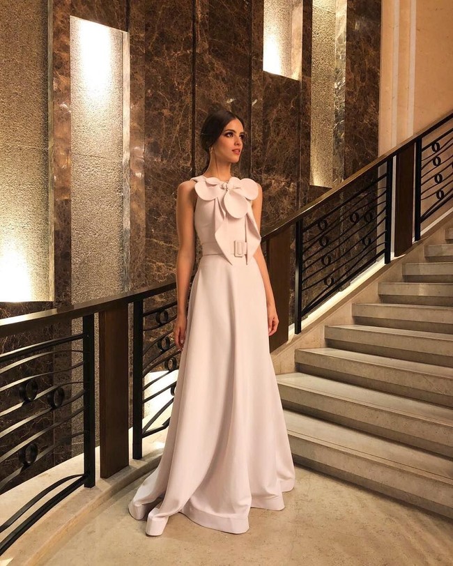 Vanessa yang sejak awal sudah terlihat relaks memberikan jawaban terbaiknya. Aku akan menggunakan posisiku dengan menjadi contoh yang baik untuk semua orang. Aku akan menjadi orang yang penuh cinta, berusaha menolong sesama. Menurutku bantulah siapapun yang kalian bisa, demikian jawabannya yang membuat Vannesa Ponce menjadi juara Miss World 2018. Foto: Dok. Instagram Vanessa Ponce de Leon