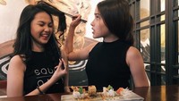 Eits! Rambut Aisyah kok jadi sasaran sumpit temannya? Seru ya makan sushi bareng sahabat. Foto: Instagram aisyahaqillah