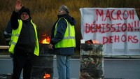 Mereka menyatakan tetap mendesak Presiden Emmanuel Macron mundur dari jabatannya karena kebijakannya tidak berpihak kepada rakyat miskin. REUTERS/Pascal Rossignol.