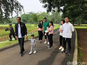 Gaya Hormat Jan Ethes Ketika Jokowi Nyanyikan Indonesia Raya