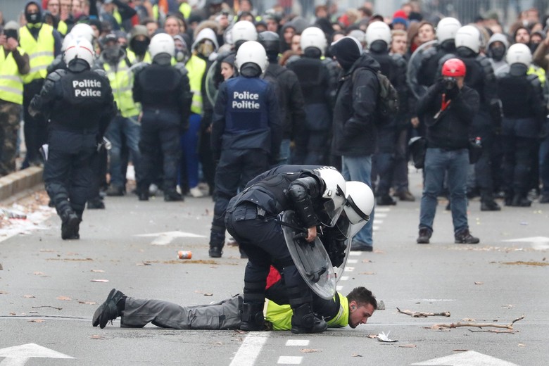 Polisi Tangkap 70 Orang Massa Rompi Kuning di Belgia Polisi Tangkap 70 Orang Massa Rompi Kuning di Belgia