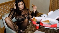 Sehari-harinya Kourtney dikenal menjalani diet keto. Tapi ia juga sering memberikan tubuhnya kelonggaran, dan memesan pizza keju dengan minuman soda yang jadi makanan favoritnya. Foto: Instagram @kourtneykardash