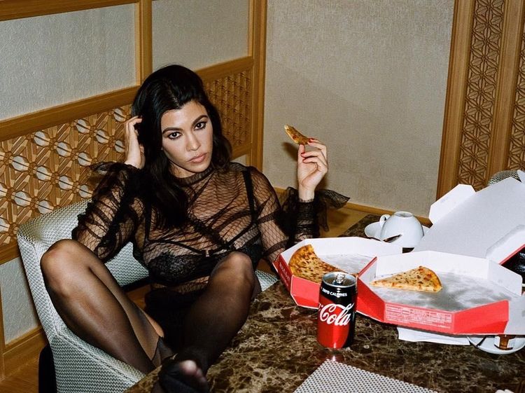 Selain Suka Buah, Kourtney Kardashian Juga Hobi Ngemil Es Krim dan Burger