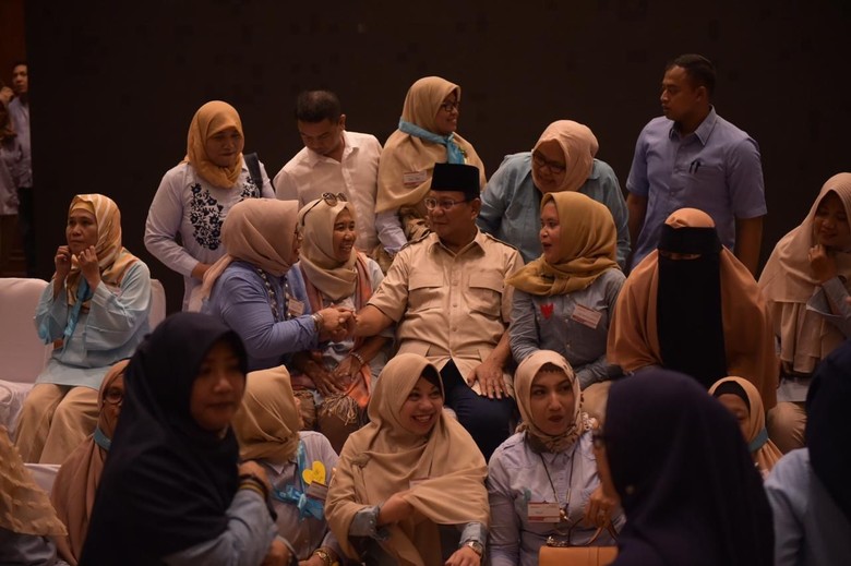 Para Pendukung Prabowo Hadir Untuk Memberikan Dukungan Di Para Pendukung Prabowo Hadir Untuk Memberikan Dukungan Di