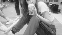 Duh, minum apa sih? Kok gayanya santai banget. Hihi Foto: Instagram rose_are_rosie