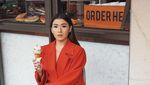 Gaya Keren Selebgram Anaz Siantar Ngemil Es Krim dan Minum Es Kopi