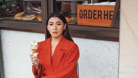 Pakai blazer plus celana merah menyala, wanita pemilik nama lengkap Anastasia Siantar ini hendak ngemil es krim. Posenya keren, ya? (Foto: Instagram anazsiantar)