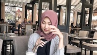 Setiap postingan foto Indah selalu menampilkan ia bersama makanan dalam jumlah banyak. Kali ini santapannya kentang goreng, kopi, es susu dan macaron. Mantap!  Foto: Instagram @indahnadapuspita