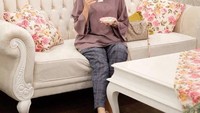 Ngeteh jadi pilihan Indah ketika mengisi waktu santai. Posenya manis banget nih dengan cangkir teh yang tak kalah cantik.  Foto: Instagram @indahnadapuspita