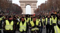 Ratusan orang dari kelompok Rompi Kuning longmarch ke Paris. REUTERS/Benoit Tessier.