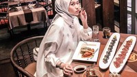 Sushi, pasta dan steak sudah siap di depan Indah. Porsinya banyak banget ya, kira-kira habis nggak nih makan malamnya?  Foto: Instagram @indahnadapuspita