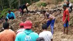 Begini Proses Evakuasi 4 Korban Tewas Longsor Pacitan