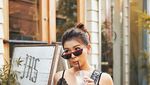 Gaya Keren Selebgram Anaz Siantar Ngemil Es Krim dan Minum Es Kopi