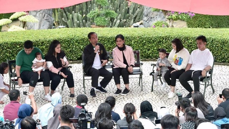 Fadli Sindir Foto Keluarga Jokowi, TKN: Apa karena Capresnya Tak Punya? Fadli Sindir Foto Keluarga Jokowi, TKN: Apa karena Capresnya Tak Punya?