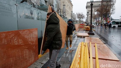 Takut Demo Rusuh, Toko-toko di Paris Tertutup Panel Kayu