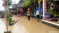 Banjir juga merendam rumah warga.